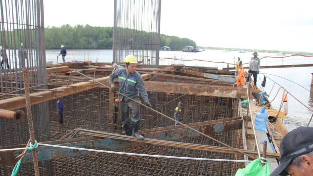 công nhân thi công tại bệ trụ P3 cầu Thị Vải giữa sông